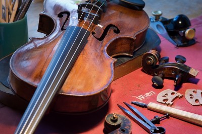 Salzburg_-_Violin_repair_shop_-_2910